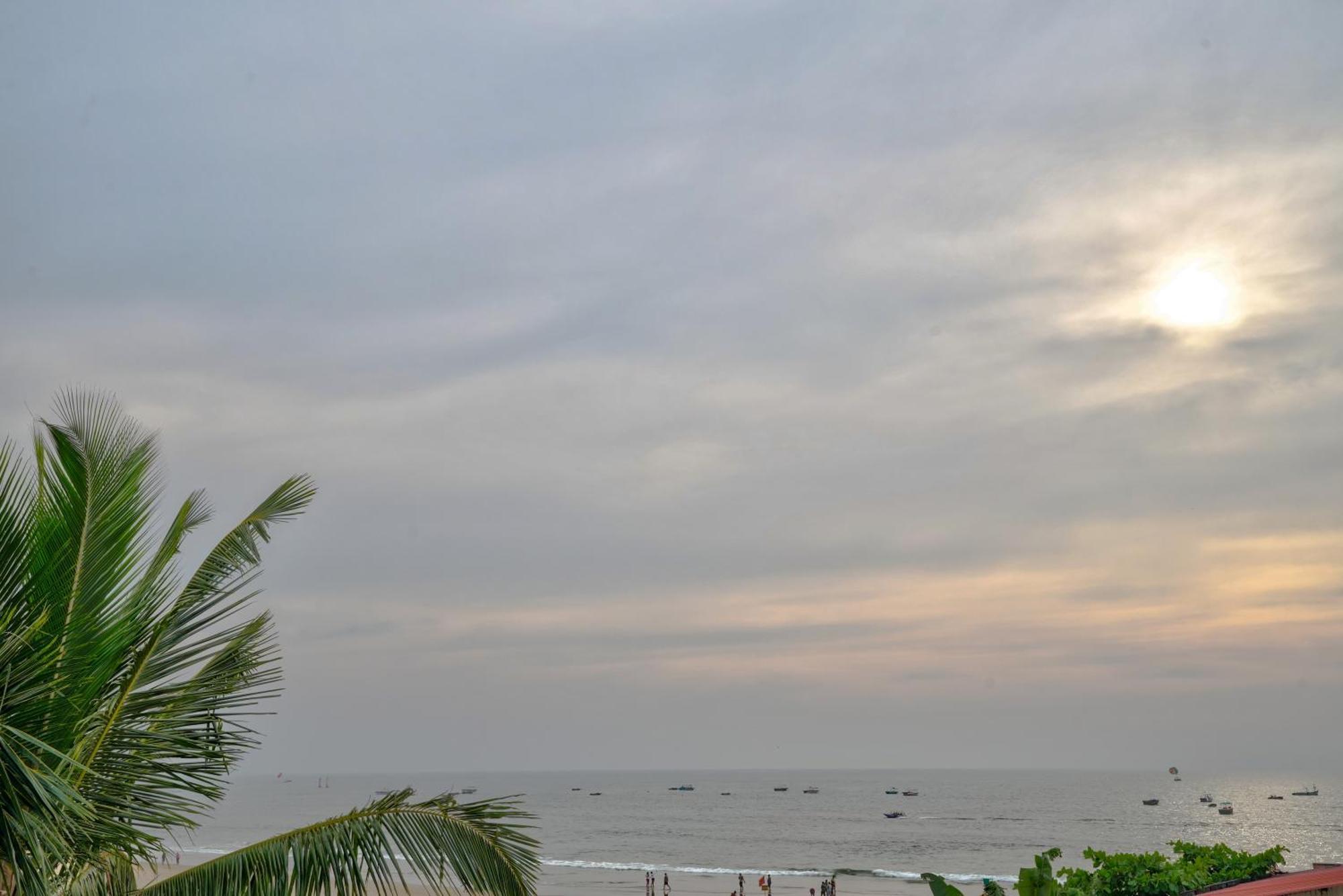 Hotel Salty Waves Baga Bagian luar foto