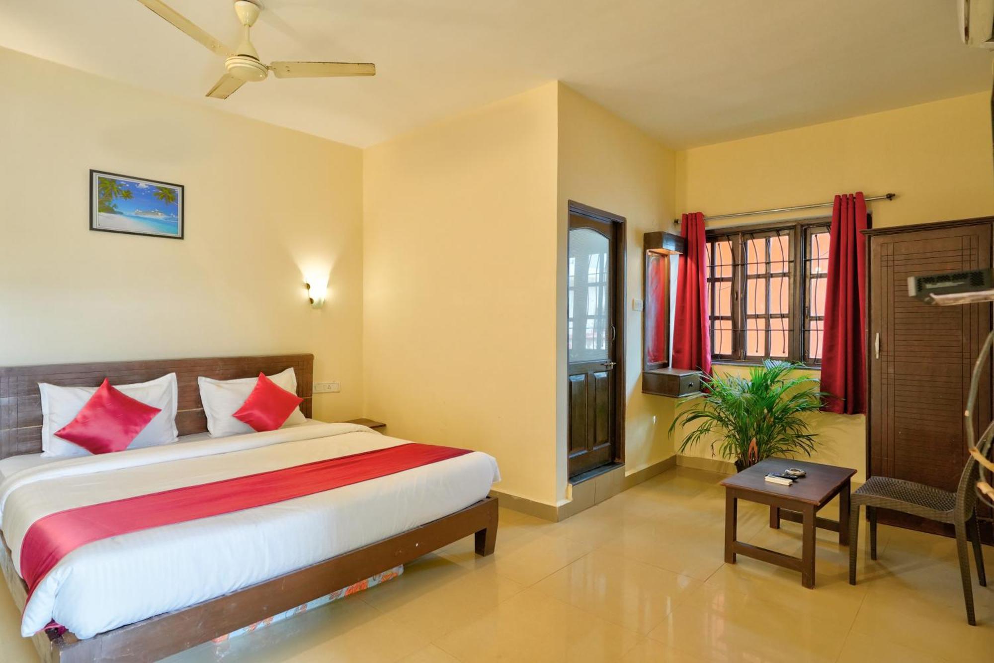 Hotel Salty Waves Baga Bagian luar foto