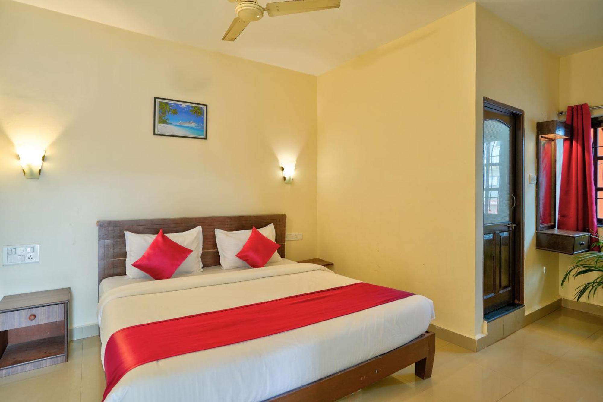 Hotel Salty Waves Baga Bagian luar foto