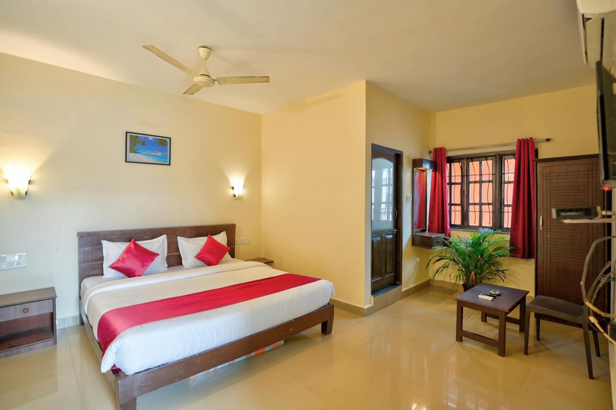 Hotel Salty Waves Baga Bagian luar foto