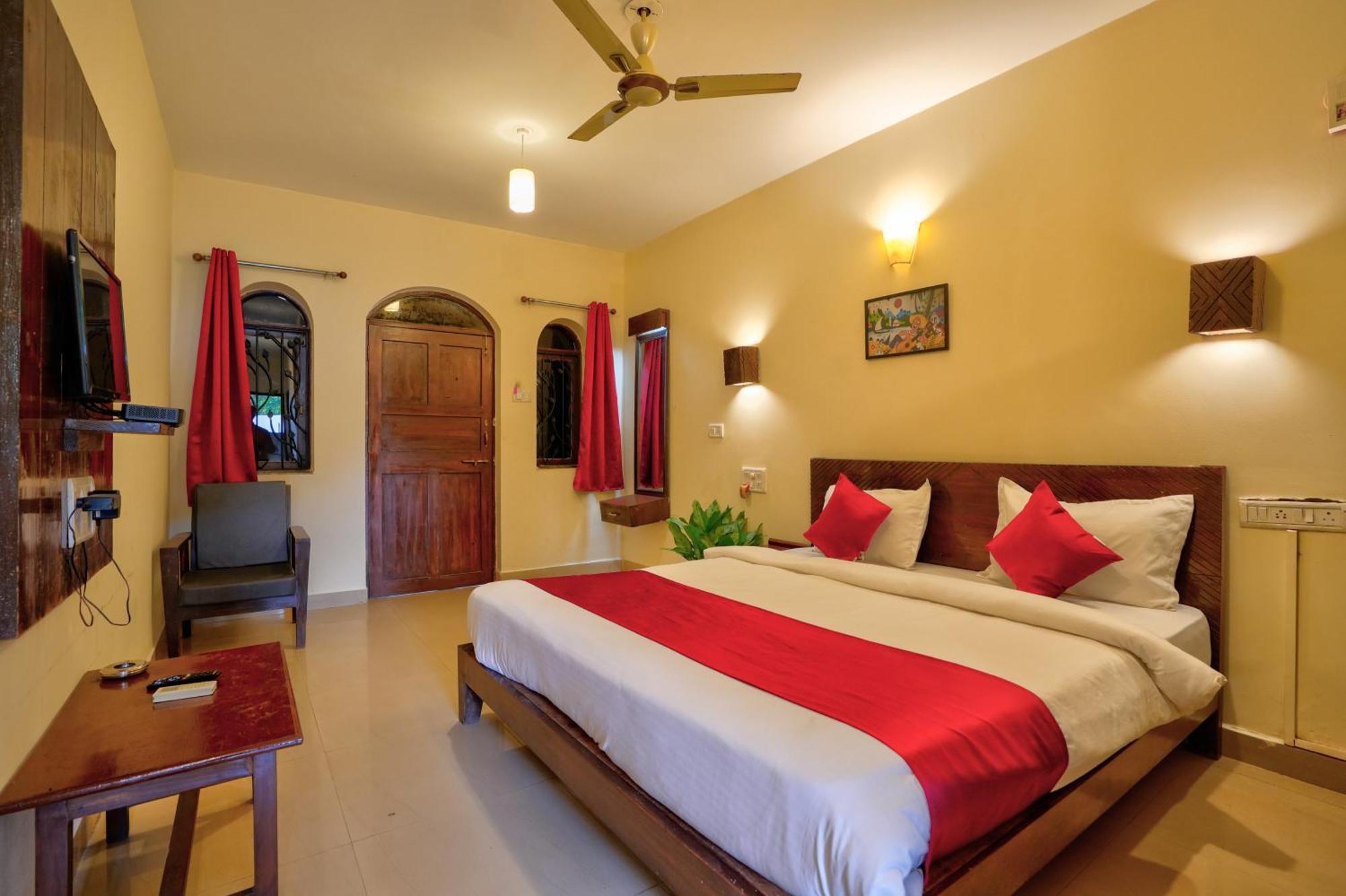Hotel Salty Waves Baga Bagian luar foto