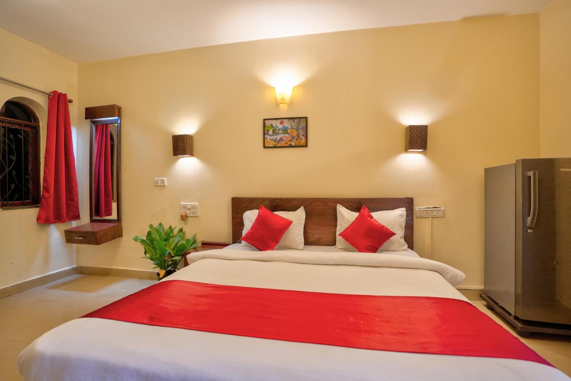 Hotel Salty Waves Baga Bagian luar foto
