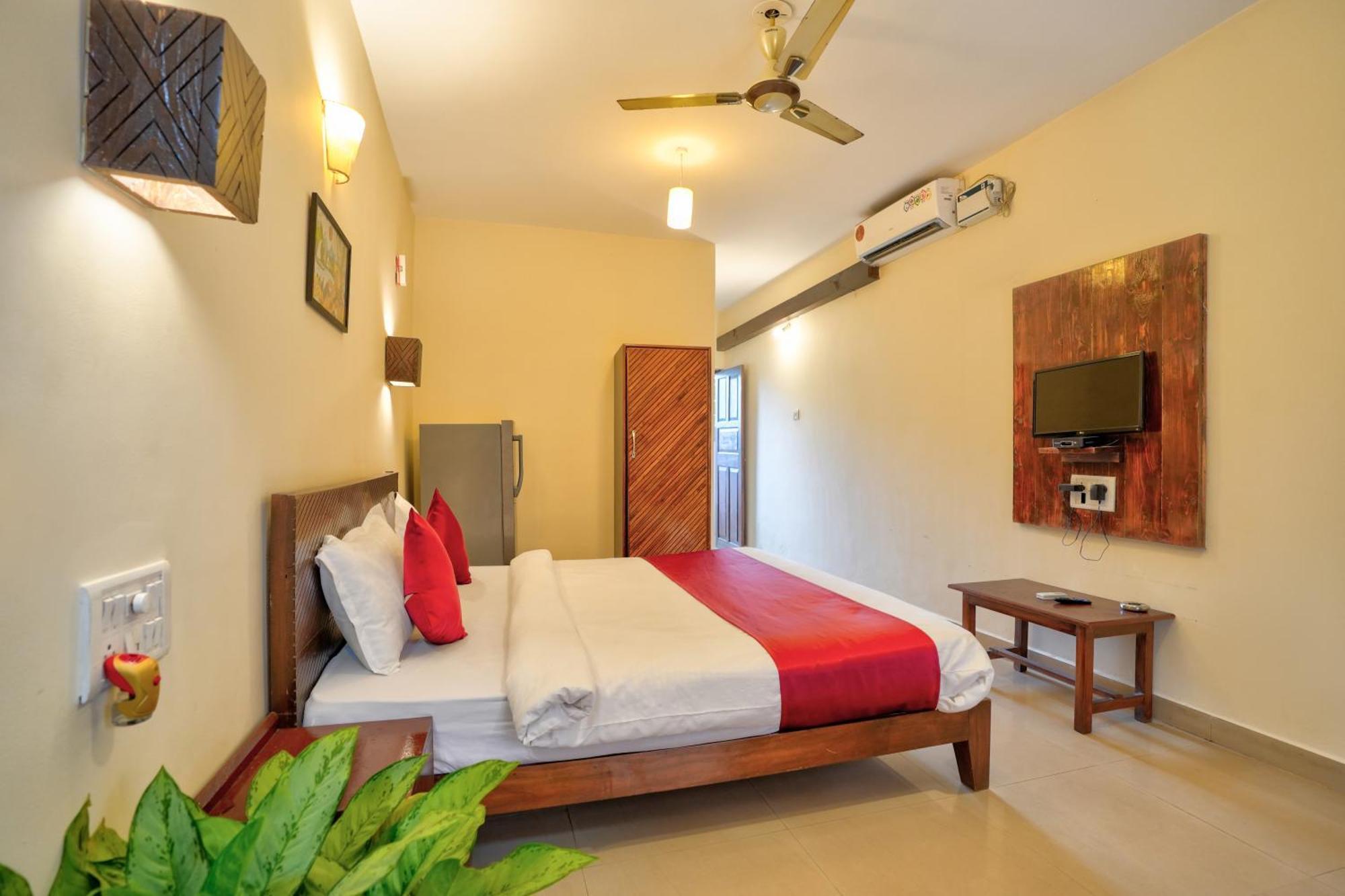Hotel Salty Waves Baga Bagian luar foto