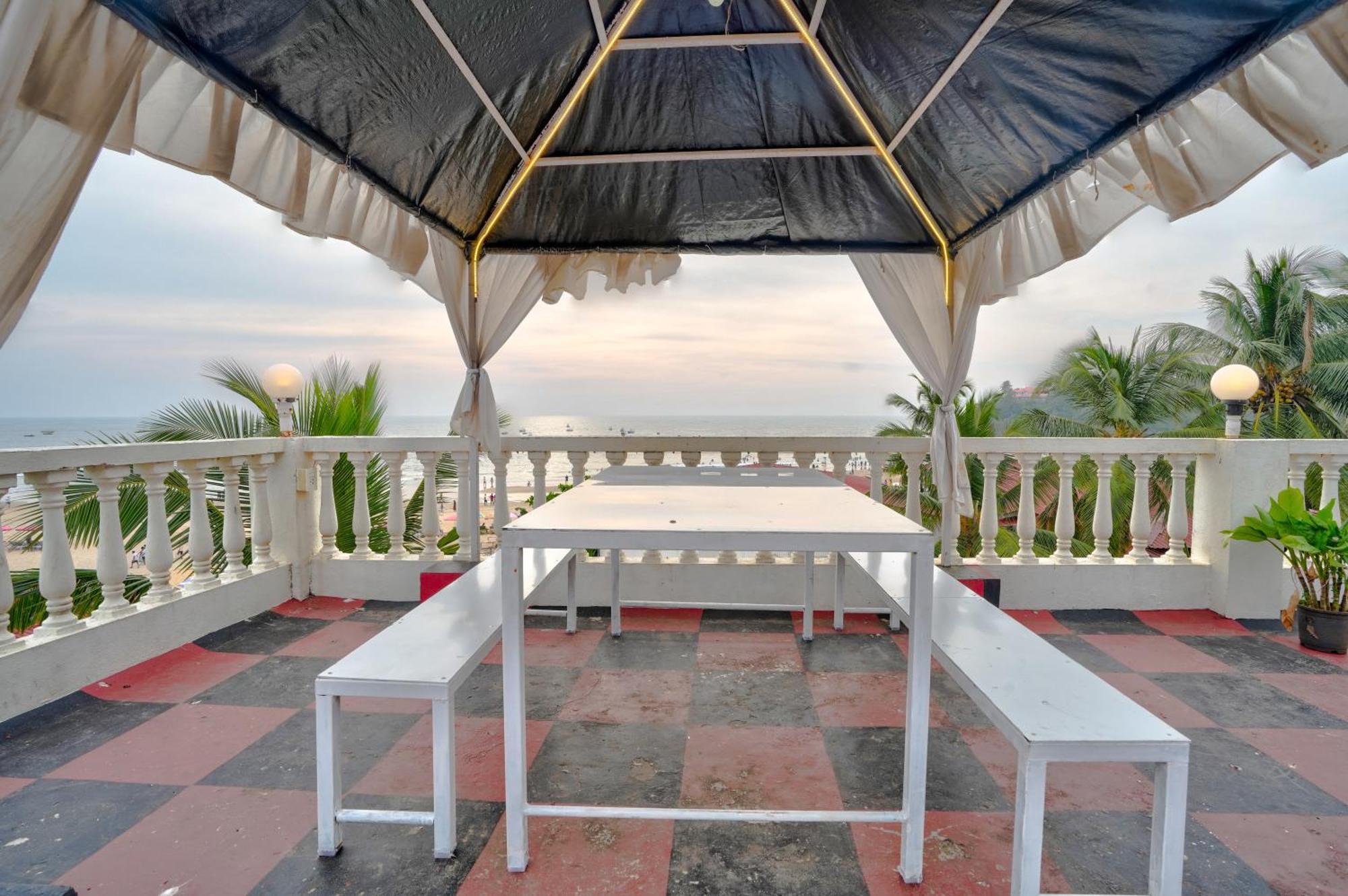 Hotel Salty Waves Baga Bagian luar foto