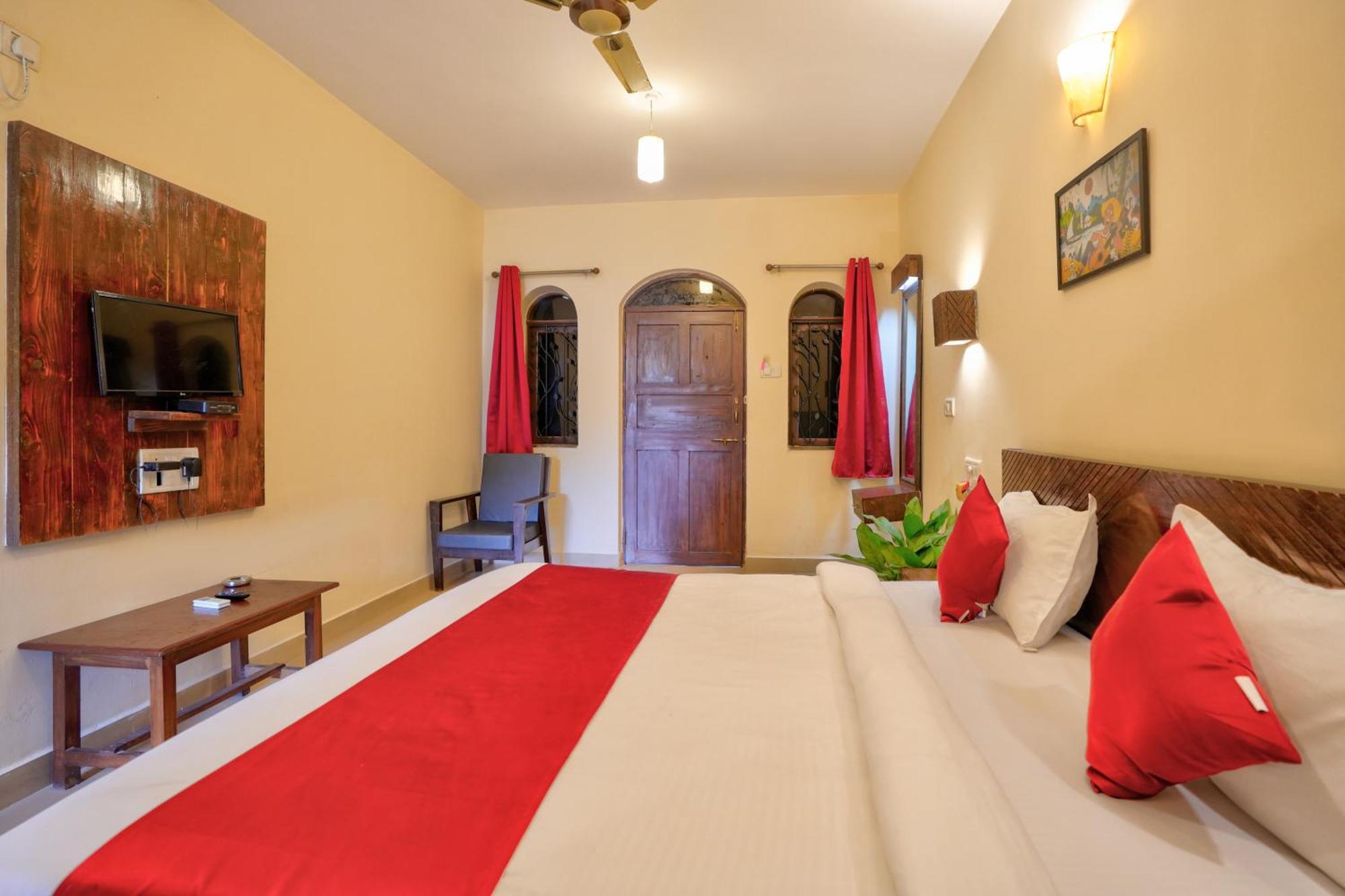 Hotel Salty Waves Baga Bagian luar foto