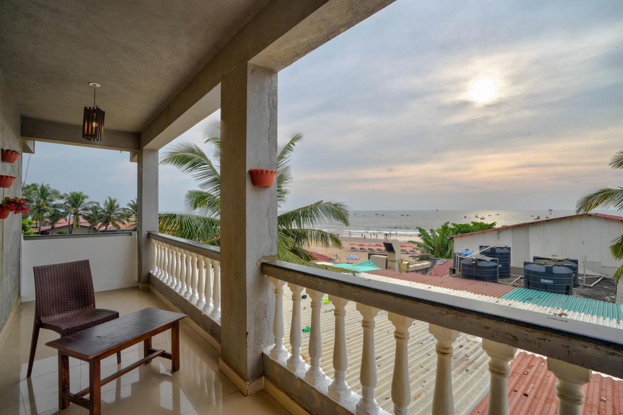 Hotel Salty Waves Baga Bagian luar foto