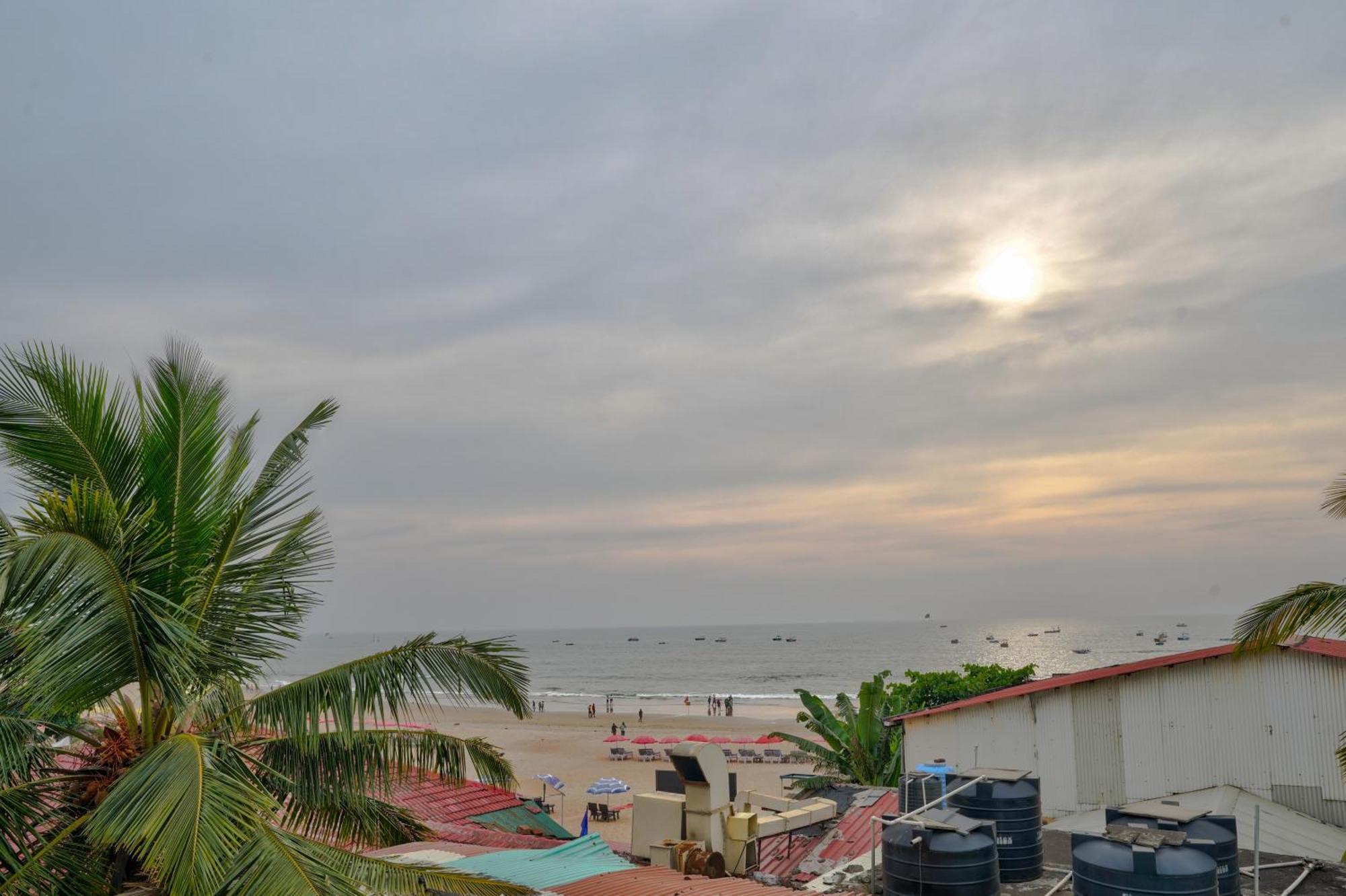 Hotel Salty Waves Baga Bagian luar foto