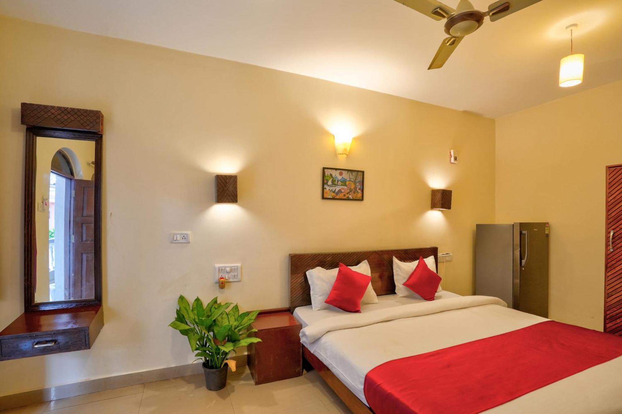 Hotel Salty Waves Baga Bagian luar foto