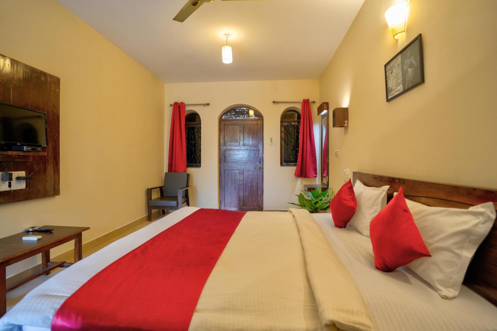 Hotel Salty Waves Baga Bagian luar foto