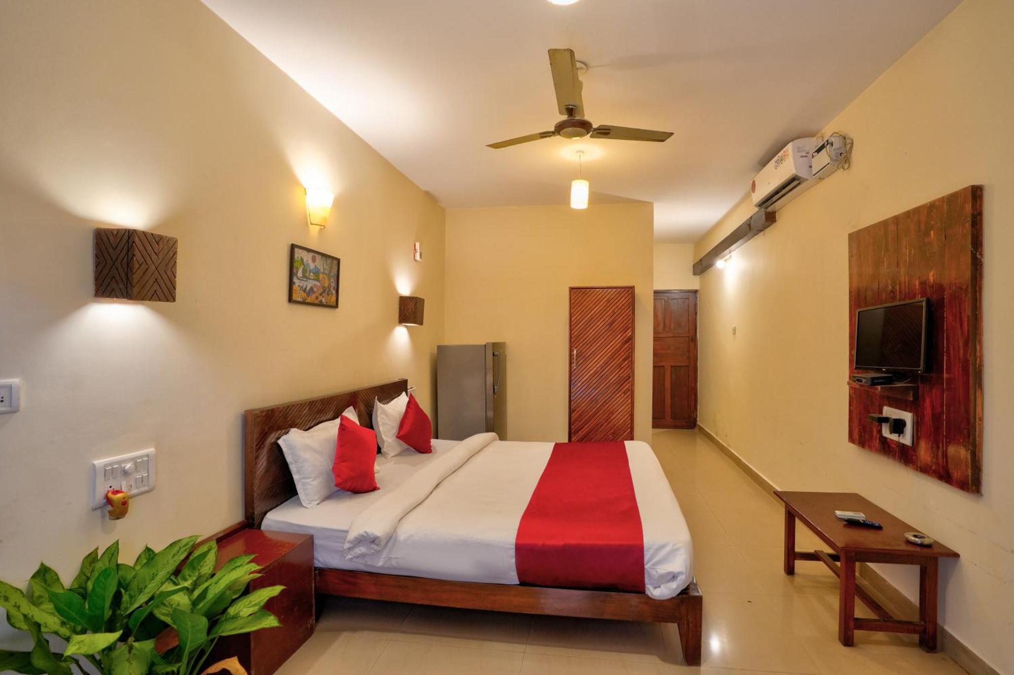 Hotel Salty Waves Baga Bagian luar foto