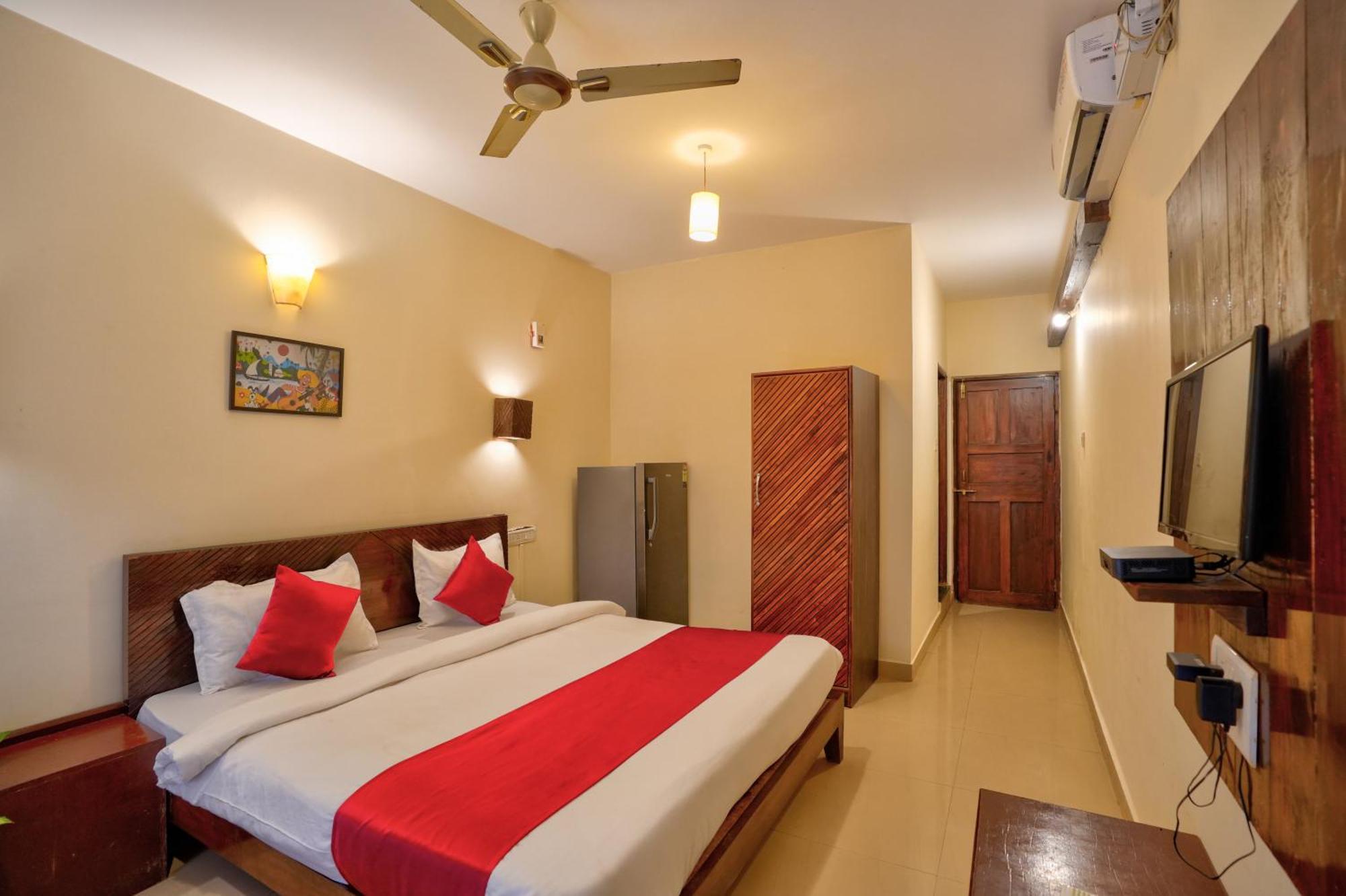 Hotel Salty Waves Baga Bagian luar foto