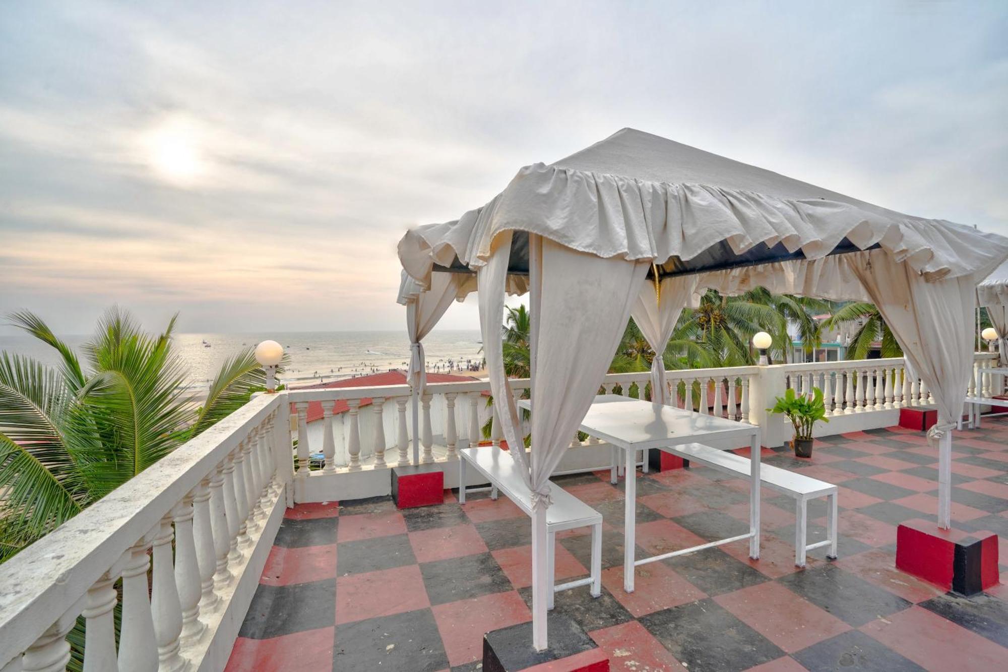Hotel Salty Waves Baga Bagian luar foto