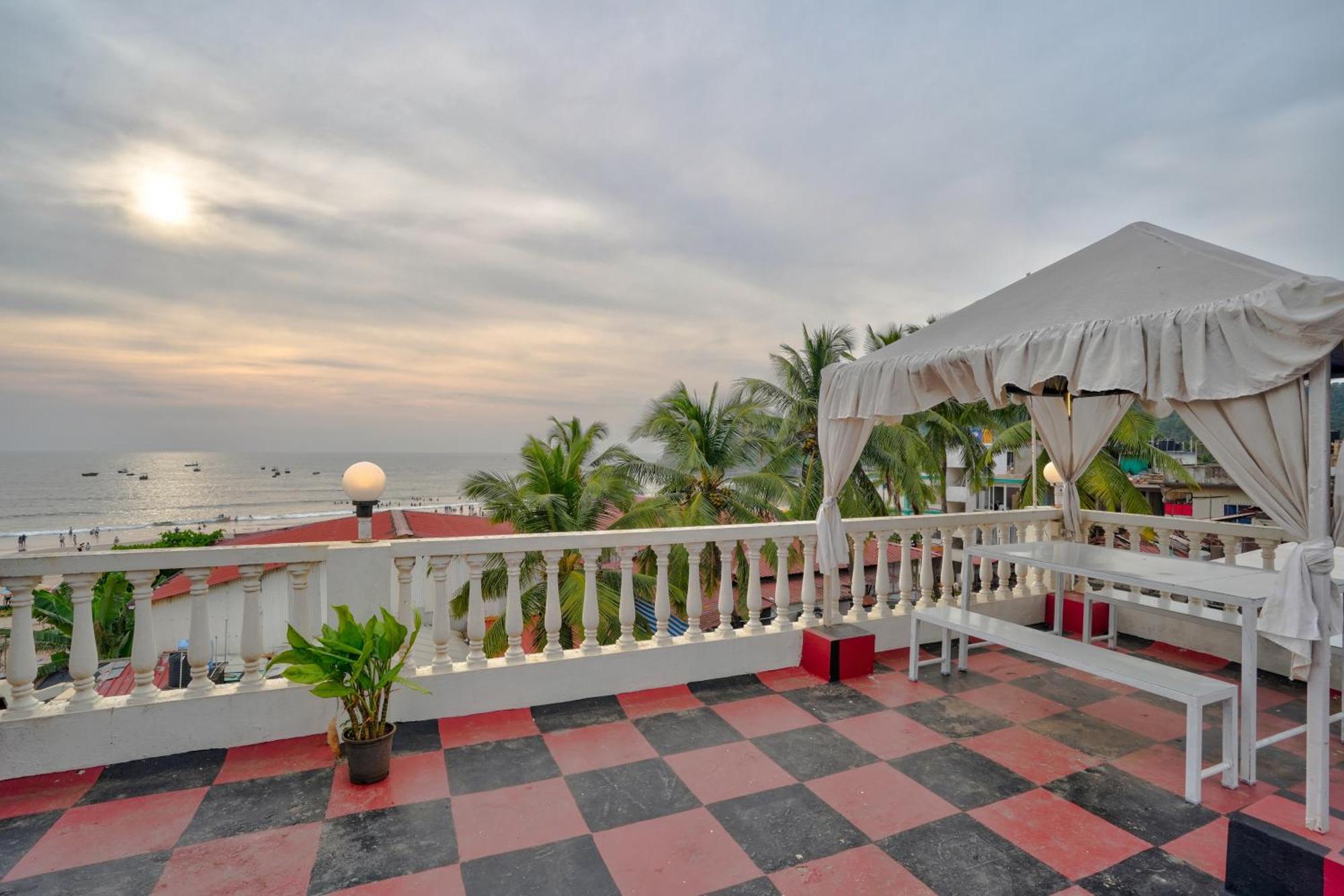 Hotel Salty Waves Baga Bagian luar foto