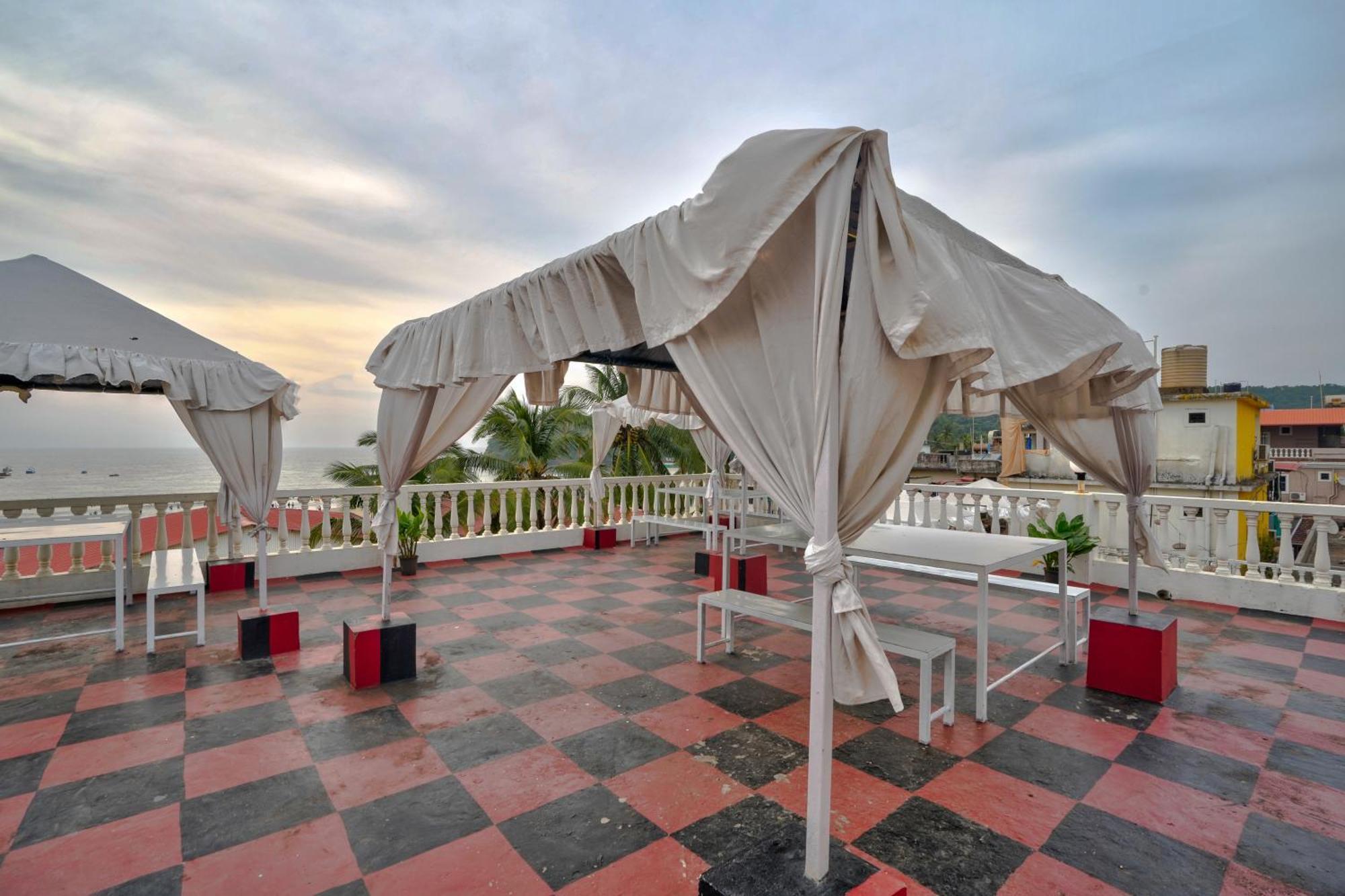 Hotel Salty Waves Baga Bagian luar foto