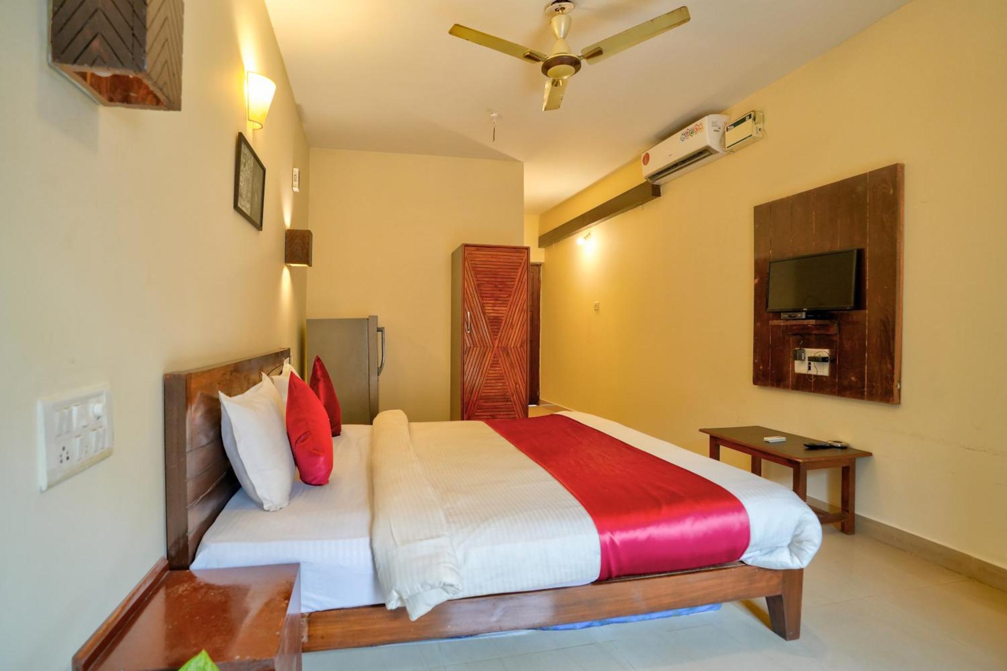 Hotel Salty Waves Baga Bagian luar foto
