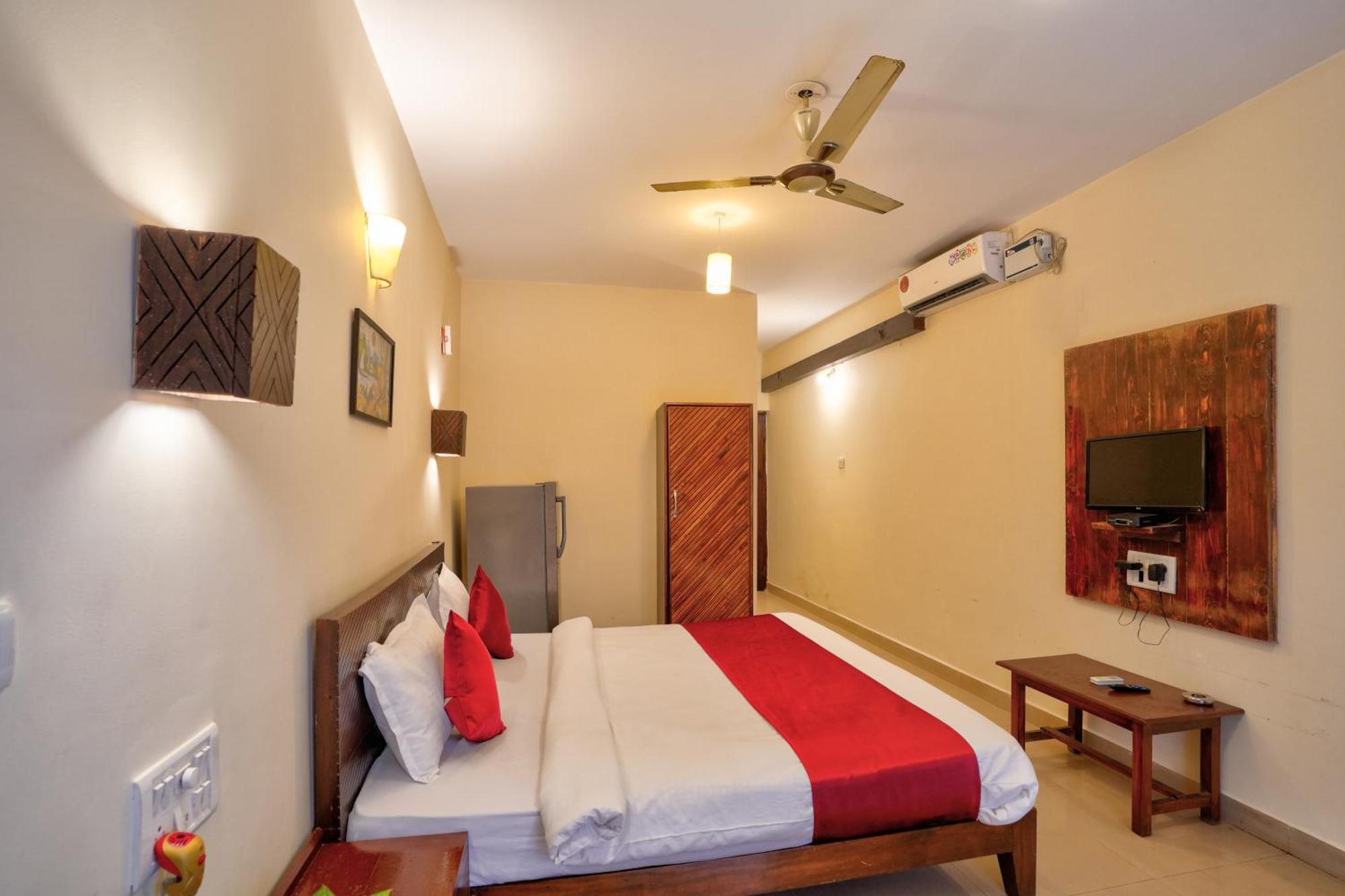 Hotel Salty Waves Baga Bagian luar foto