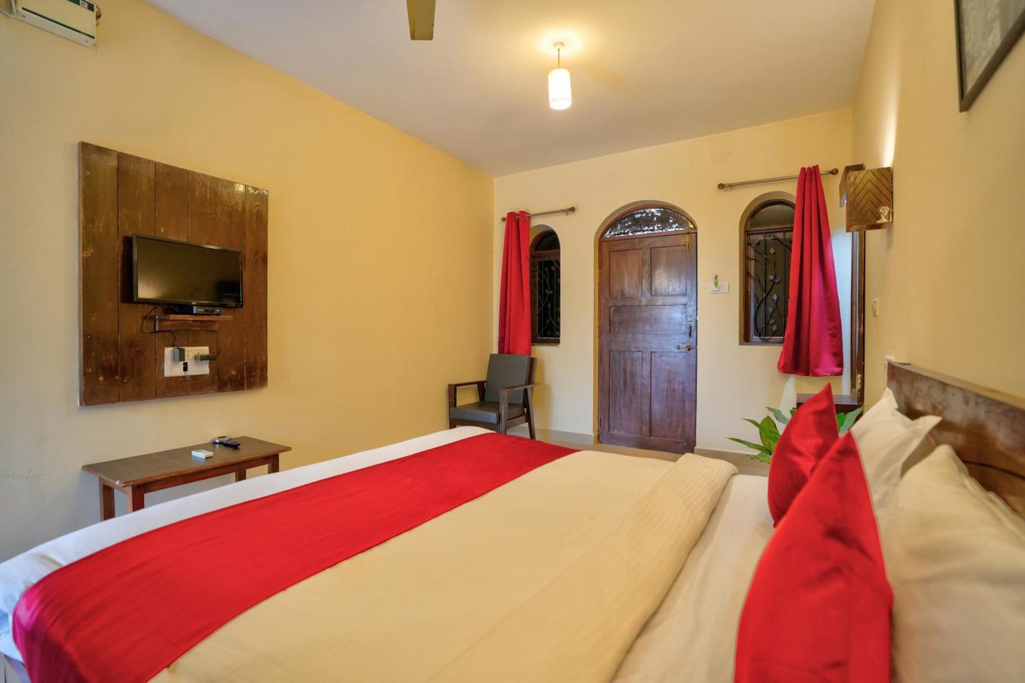 Hotel Salty Waves Baga Bagian luar foto
