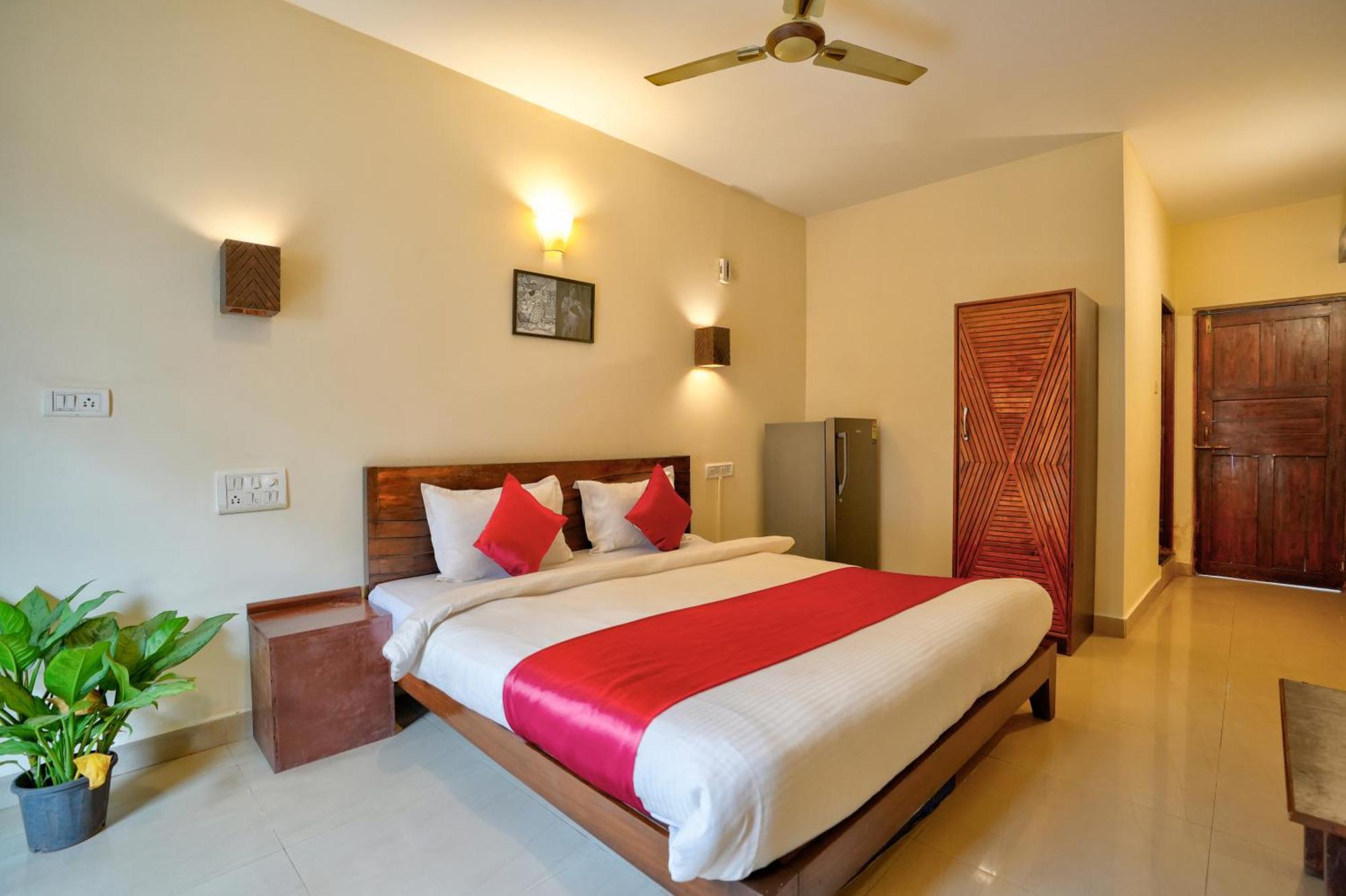 Hotel Salty Waves Baga Bagian luar foto