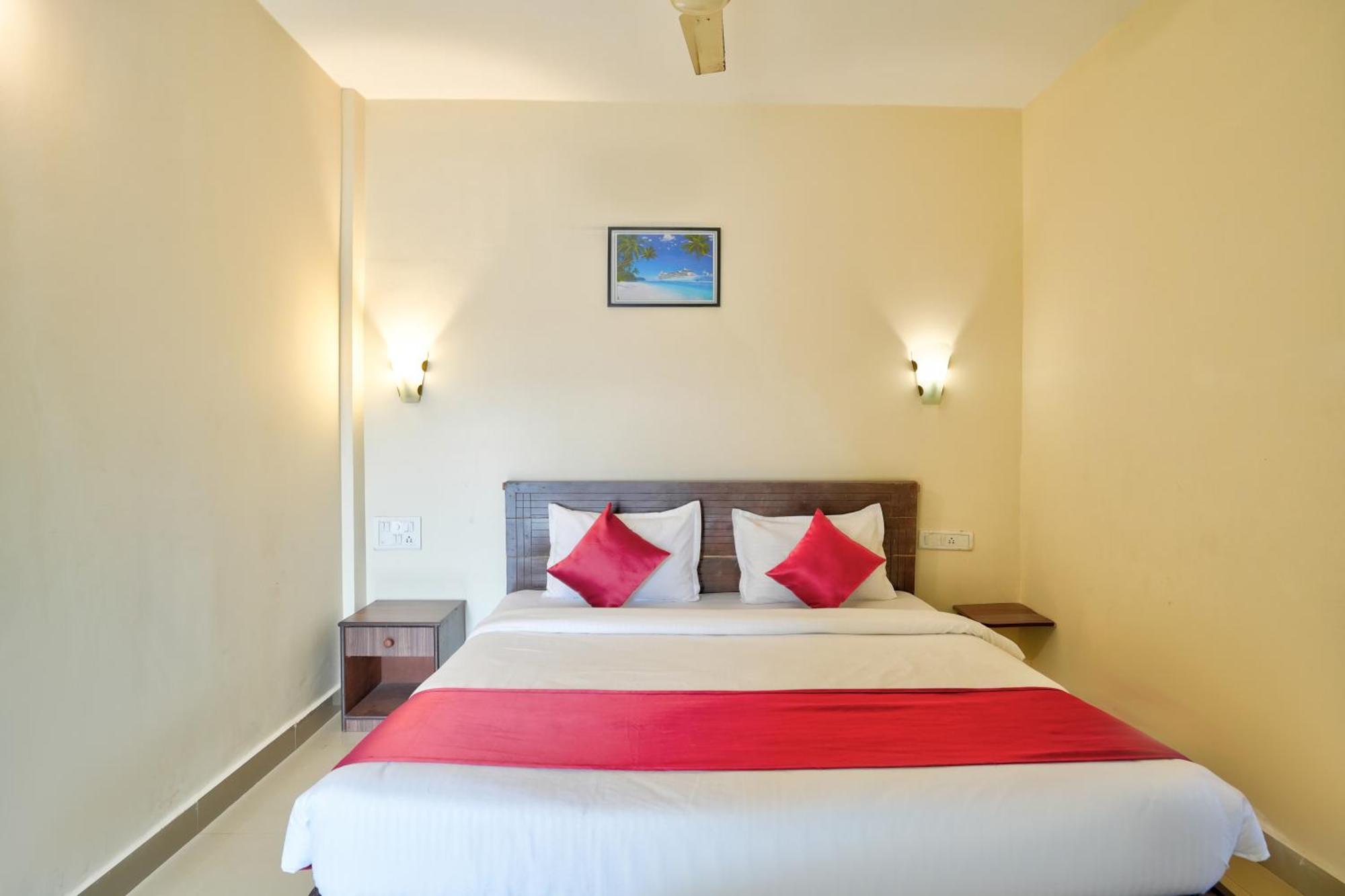 Hotel Salty Waves Baga Bagian luar foto
