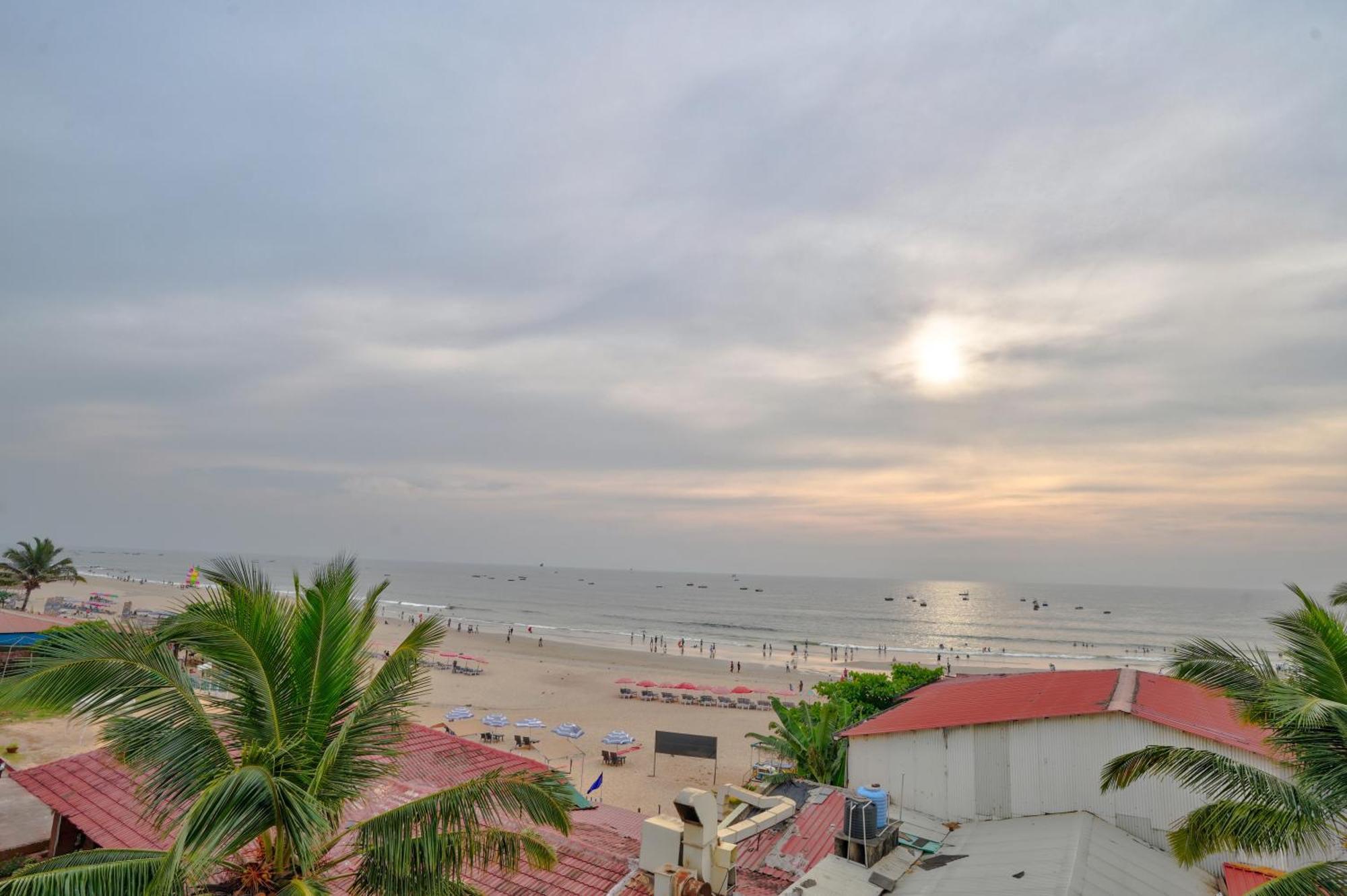 Hotel Salty Waves Baga Bagian luar foto