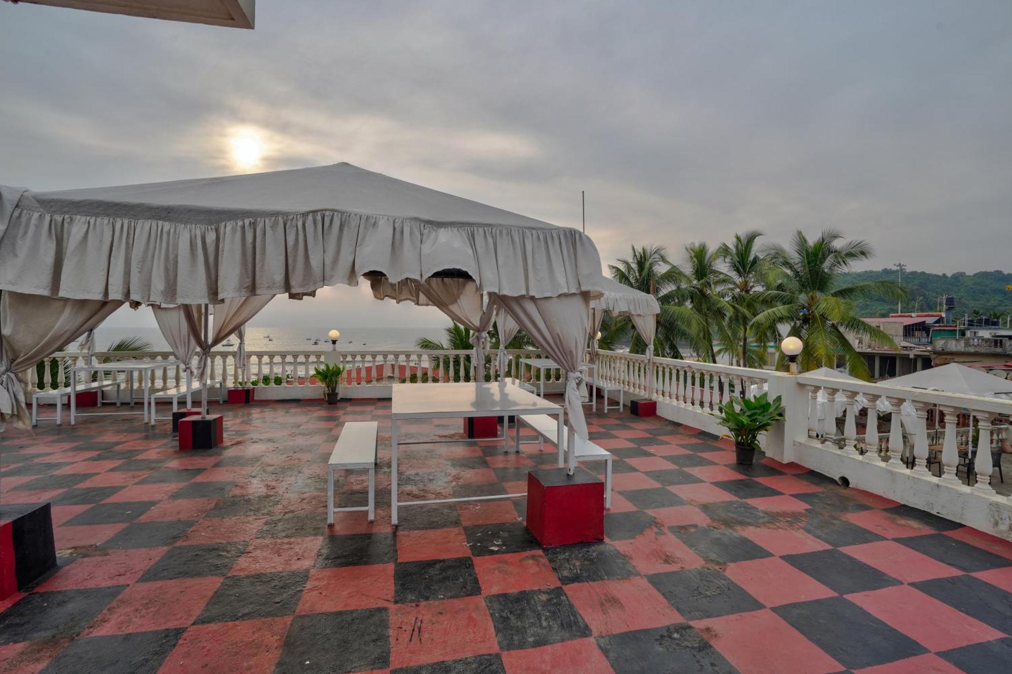 Hotel Salty Waves Baga Bagian luar foto