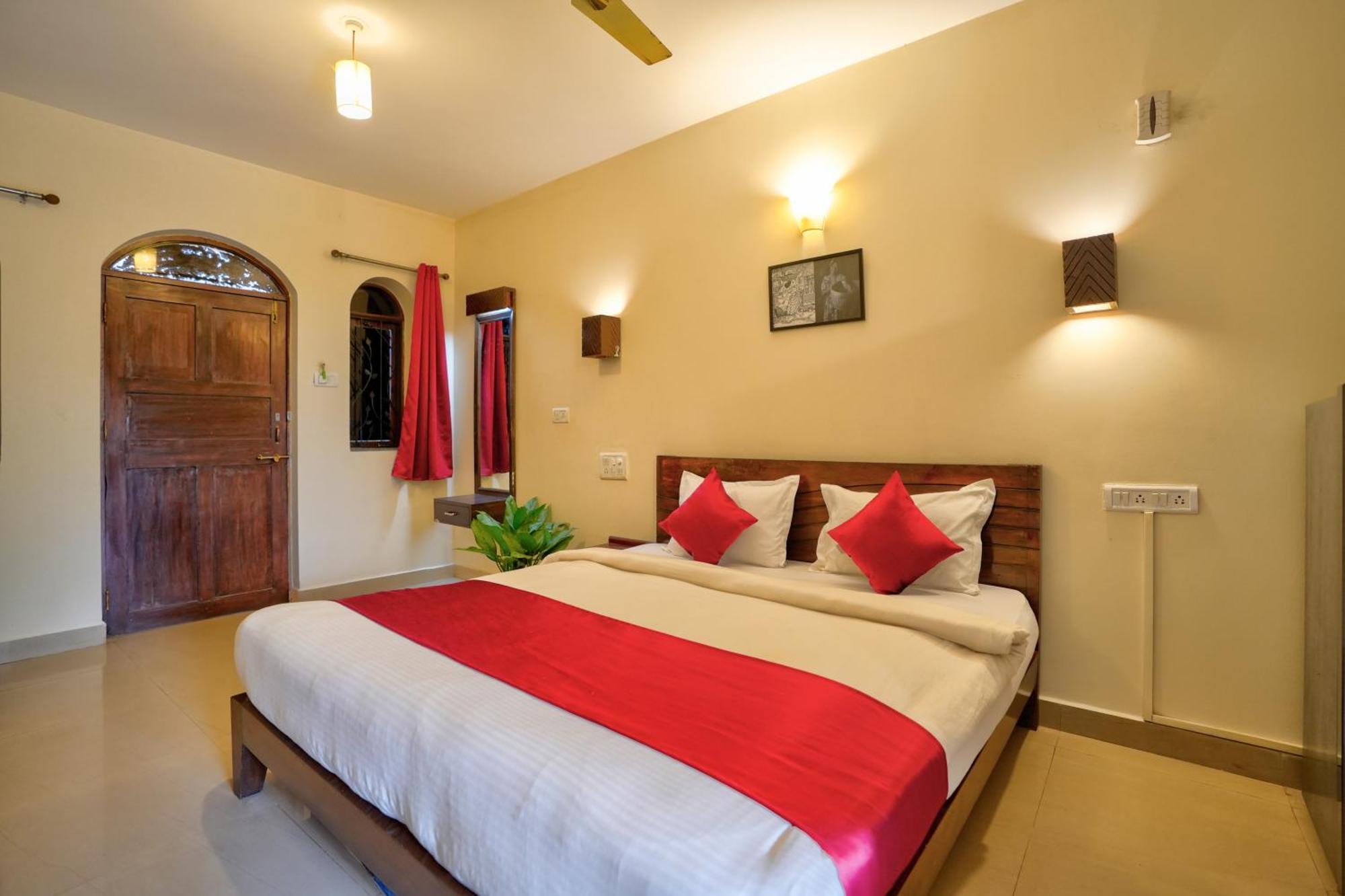 Hotel Salty Waves Baga Bagian luar foto