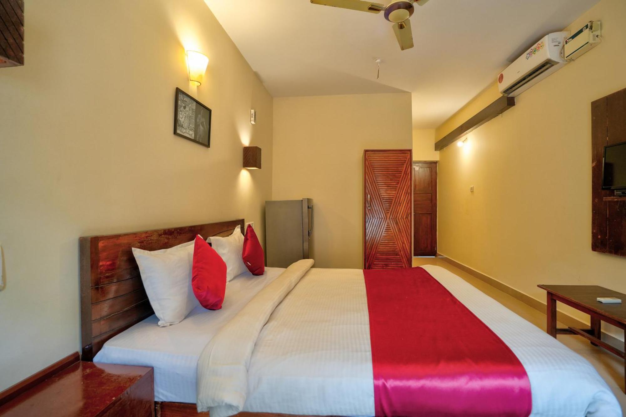 Hotel Salty Waves Baga Bagian luar foto