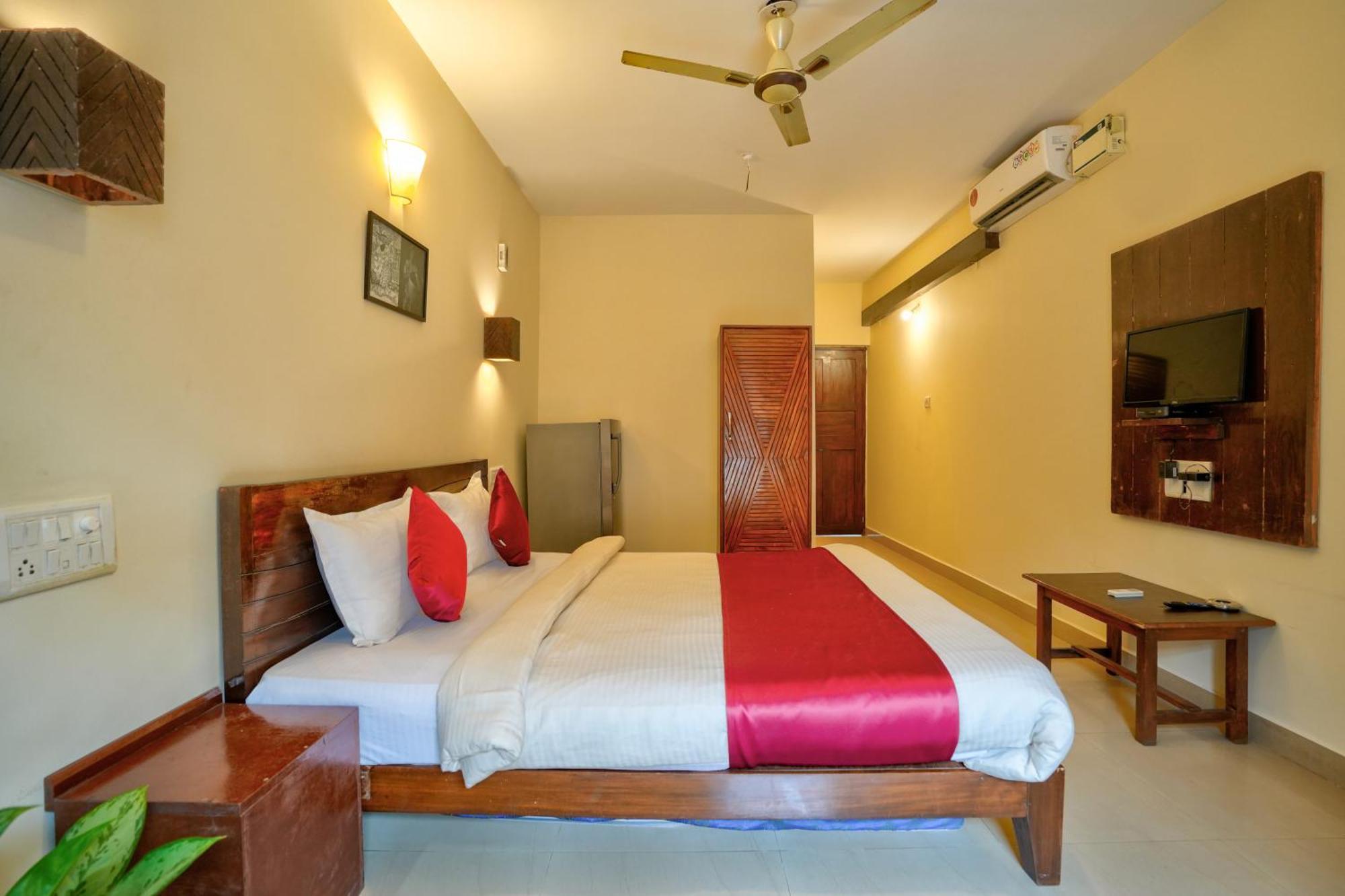 Hotel Salty Waves Baga Bagian luar foto