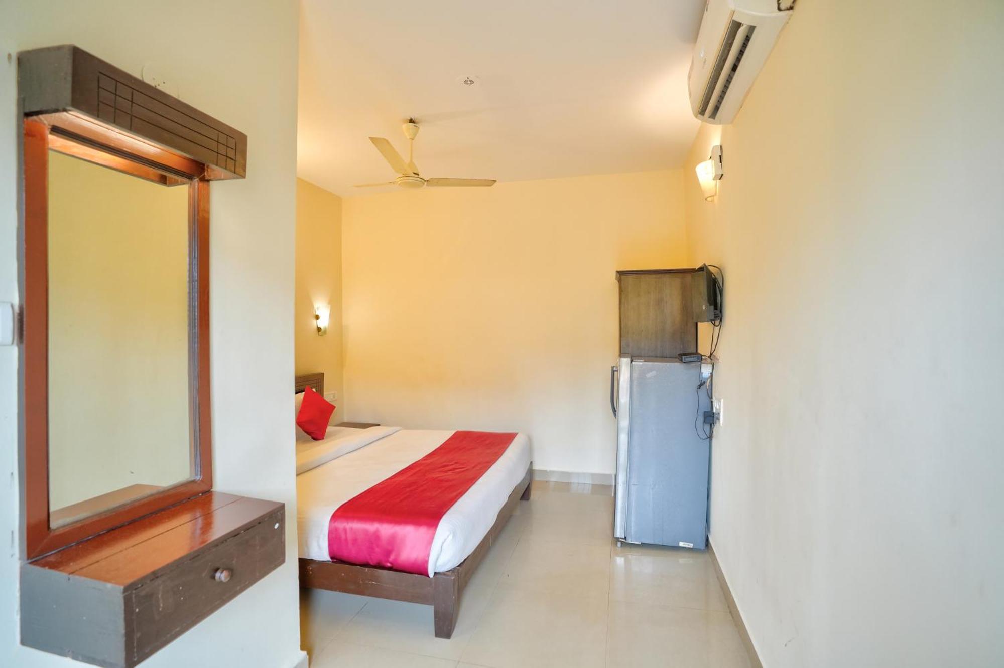 Hotel Salty Waves Baga Bagian luar foto