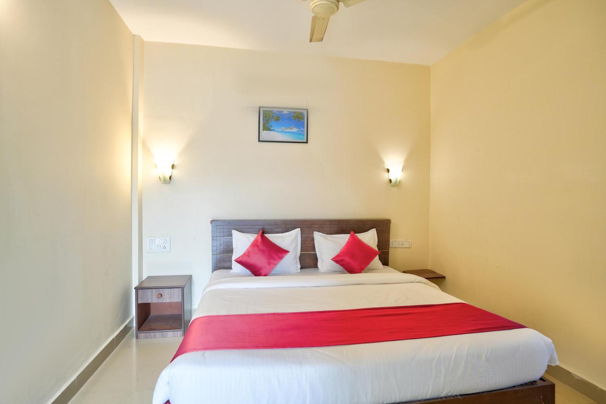 Hotel Salty Waves Baga Bagian luar foto
