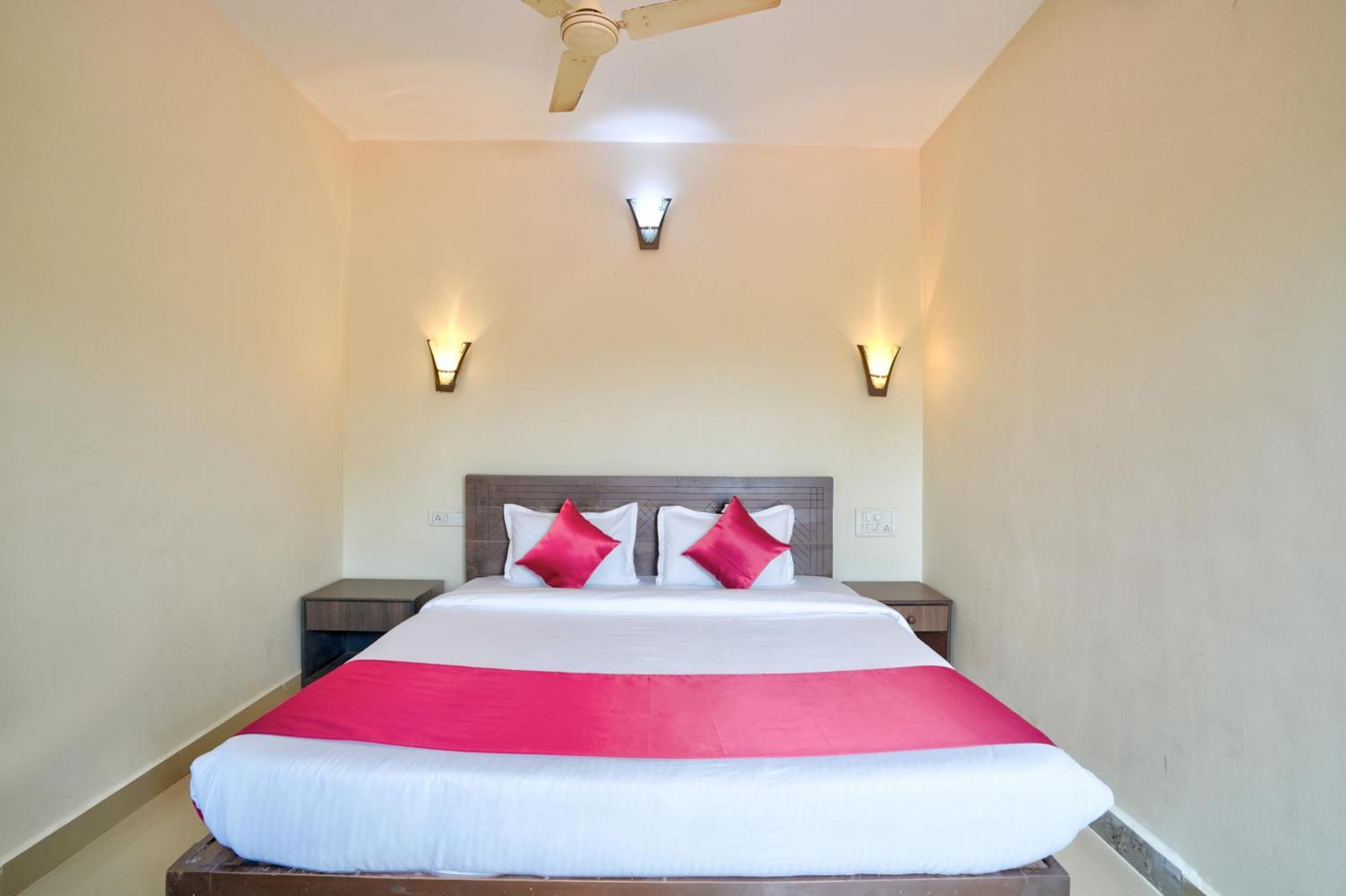 Hotel Salty Waves Baga Bagian luar foto