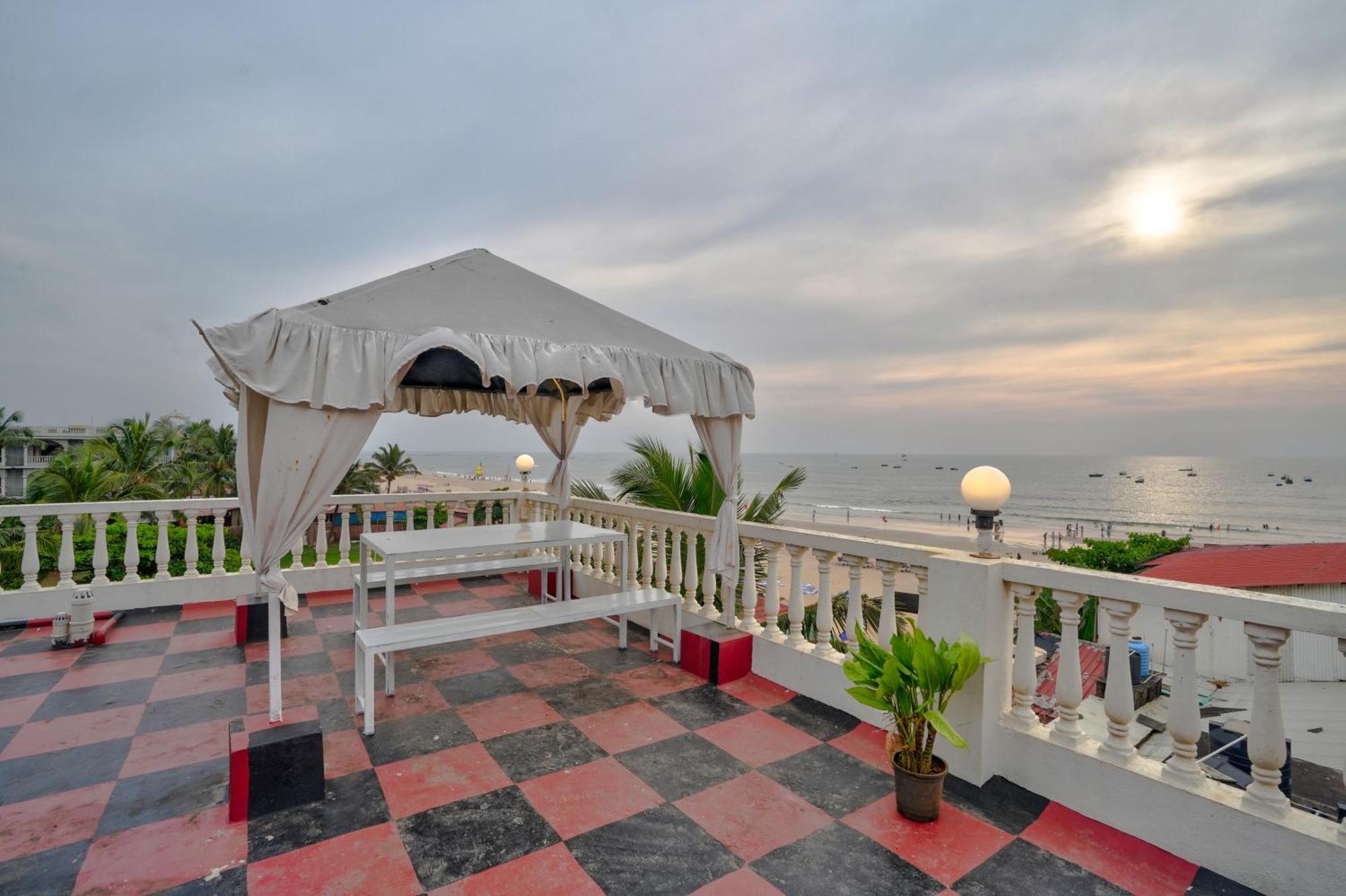 Hotel Salty Waves Baga Bagian luar foto