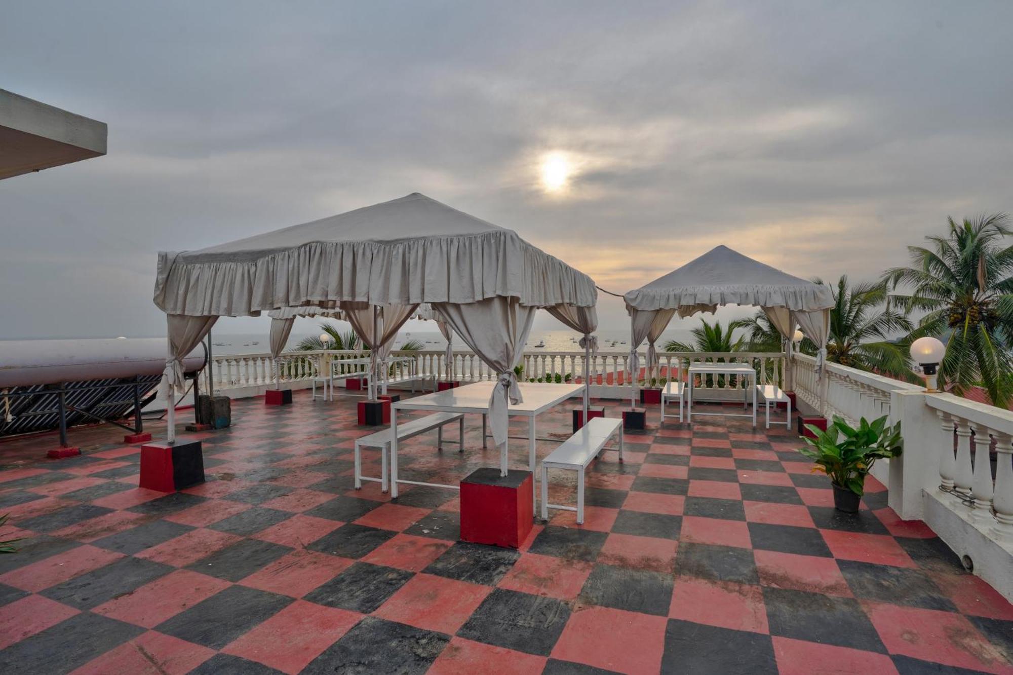 Hotel Salty Waves Baga Bagian luar foto