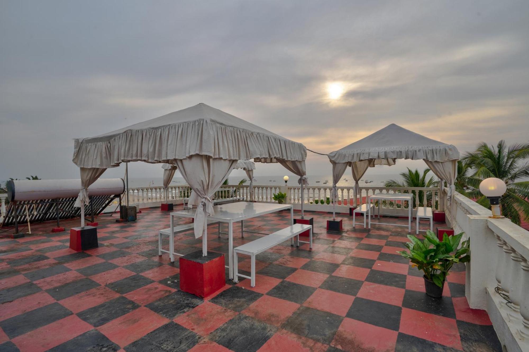 Hotel Salty Waves Baga Bagian luar foto