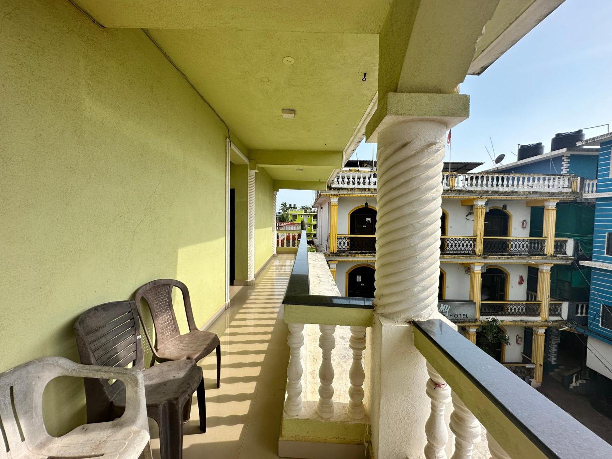 Hotel Salty Waves Baga Bagian luar foto